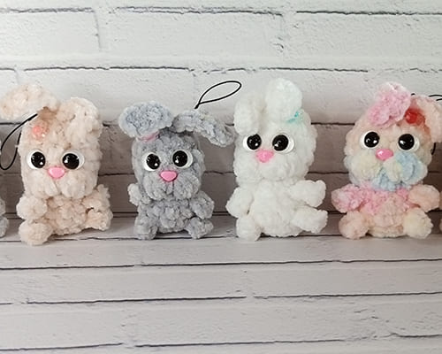 Брелок игрушка вязаный крючком Зайчик